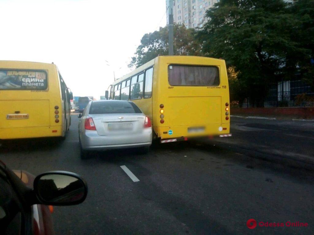 На Среднефонтанской столкнулись автобус, маршрутка и легковушка