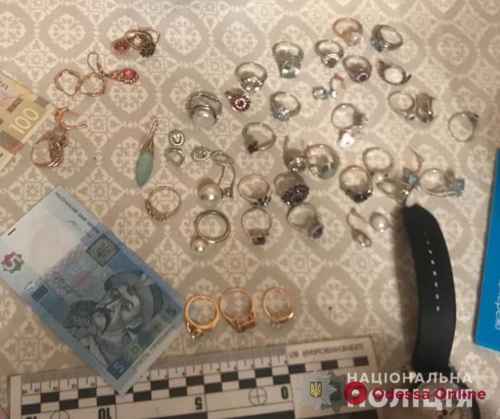 Украли украшений на тысячу евро: во дворе многоэтажки на Фонтане поймали домушников