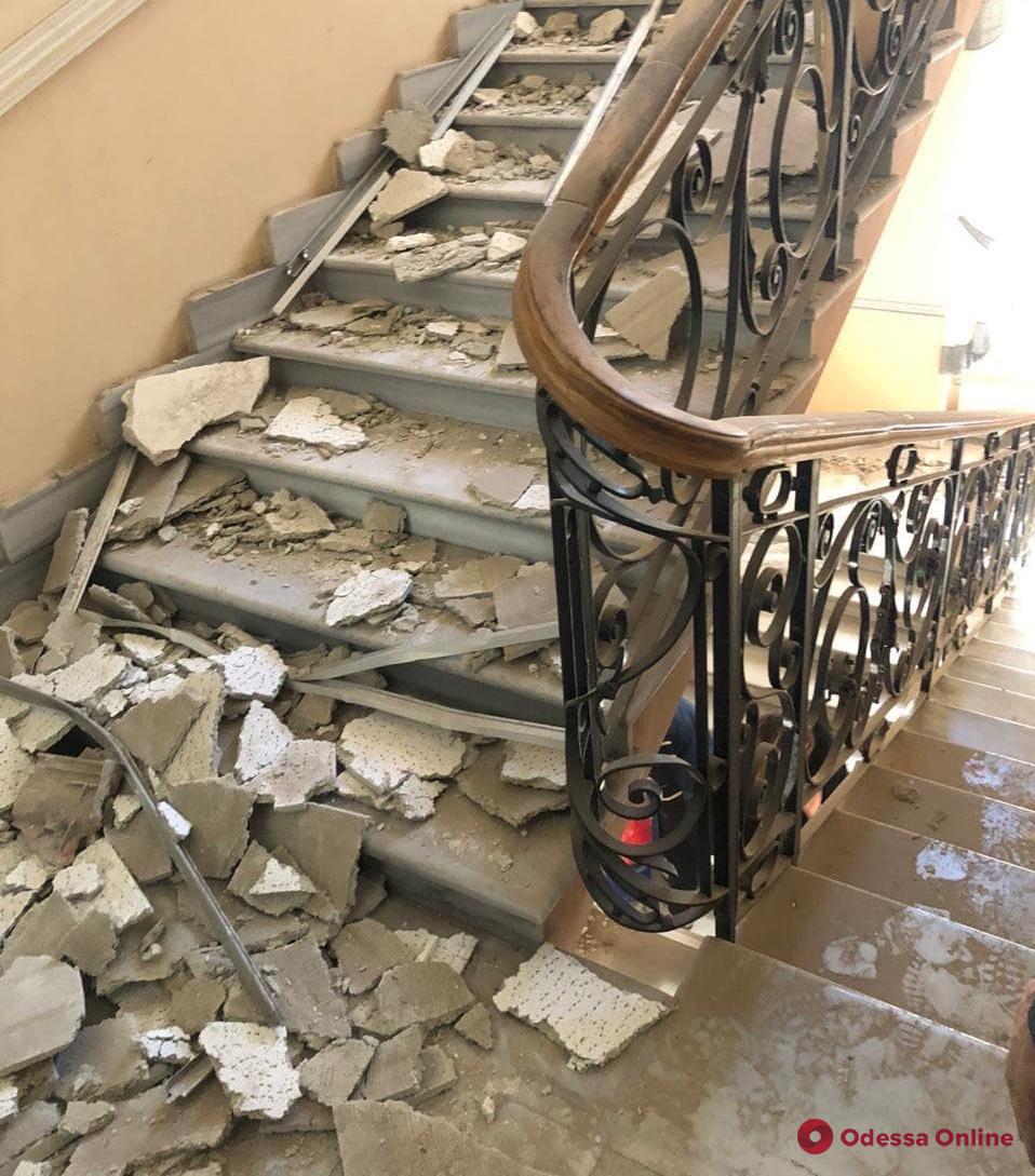 В Одесском областном управлении полиции обрушился потолок — пострадали два человека