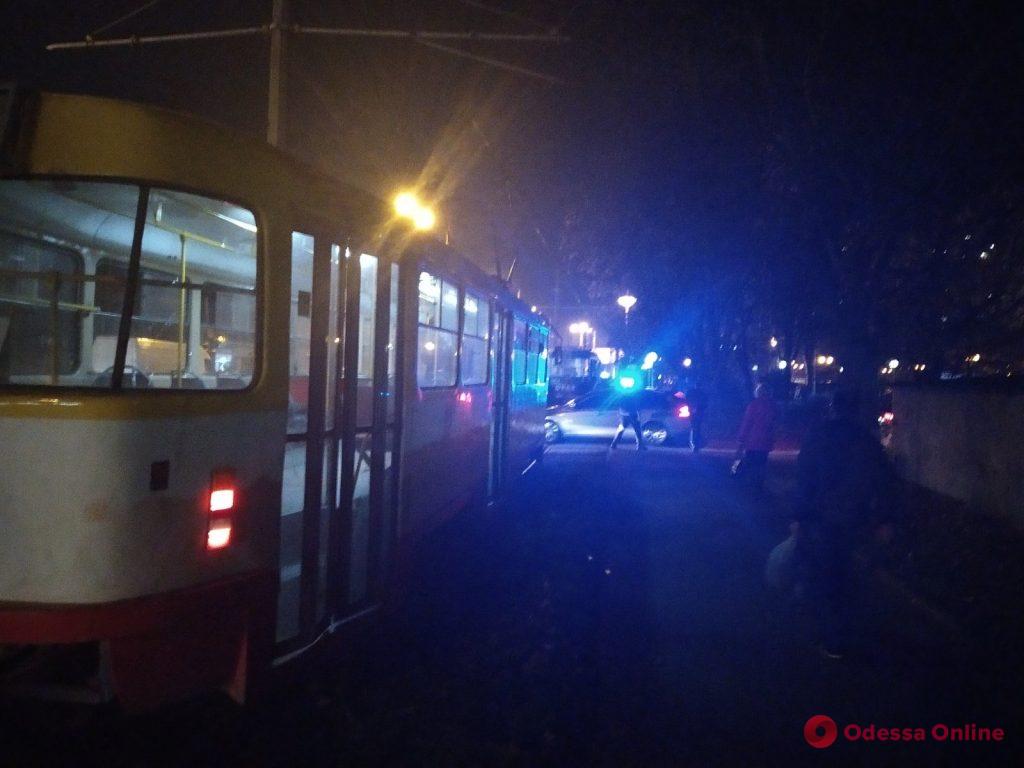 В Одессе внедорожник врезался в трамвай