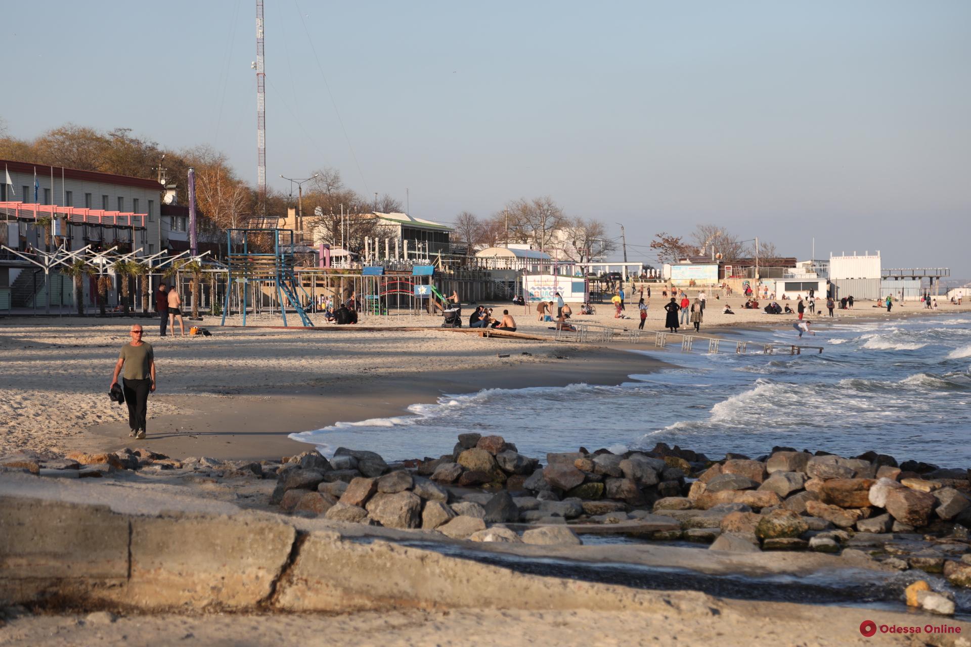 Последние теплые деньки уходящего года на одесских пляжах (фоторепортаж)