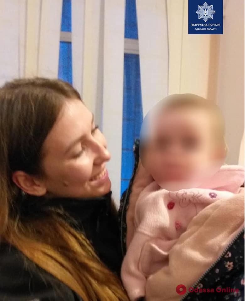 Одесские патрульные спасли годовалую девочку, которую бросила мать