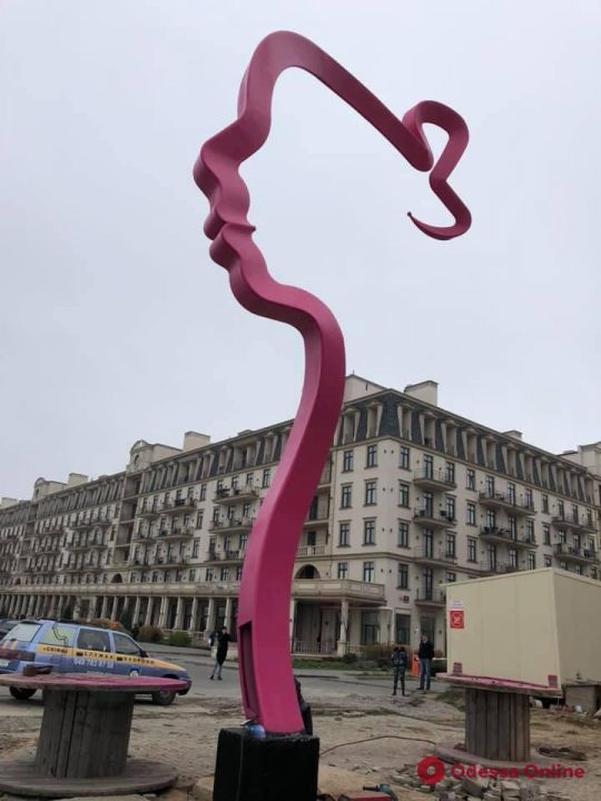 Десятиметровая «Дочь»: под Одессой появился новый арт-объект