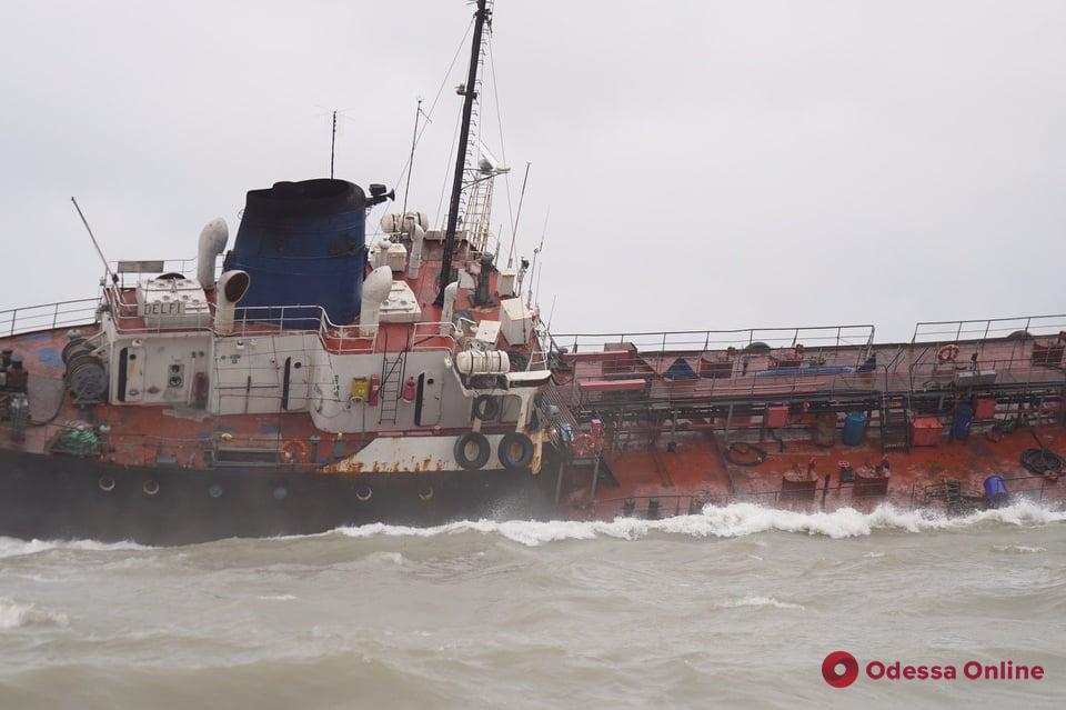 В Мининфраструктуры создали комиссию для расследования крушения танкера в Одессе