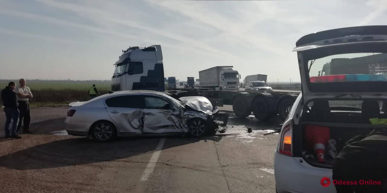 В районе Клеверного моста не разминулись грузовик и легковушка — есть пострадавший (видео)