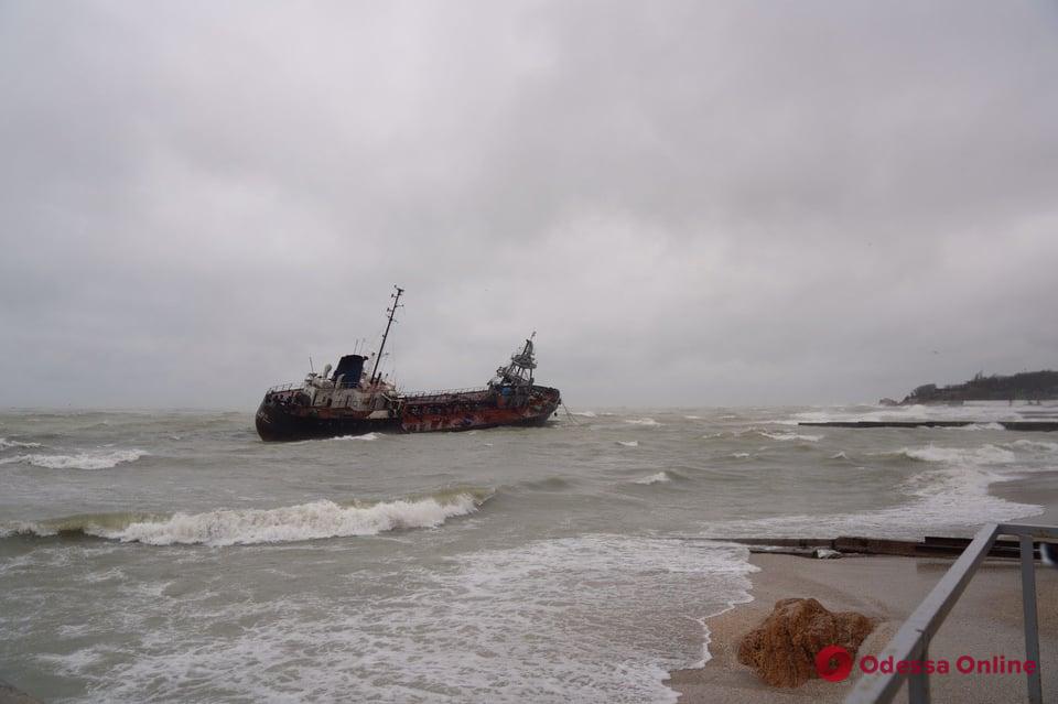 Танкер Delfi кормой сел на мель у пляжа «Дельфин» — экипаж не хочет эвакуироваться (фото, видео)