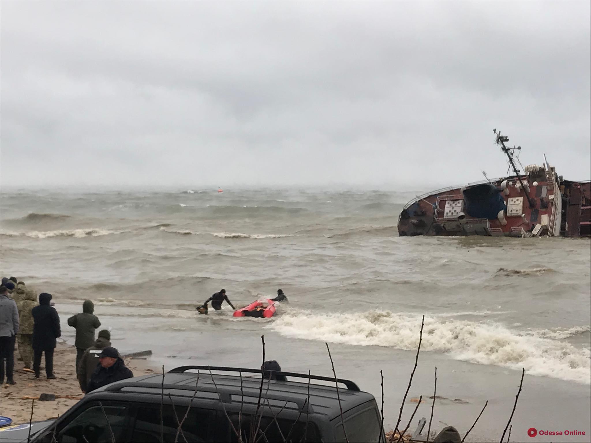 В Одессе приступили к принудительной эвакуации экипажа севшего на мель танкера Delfi (фото, видео, обновляется)