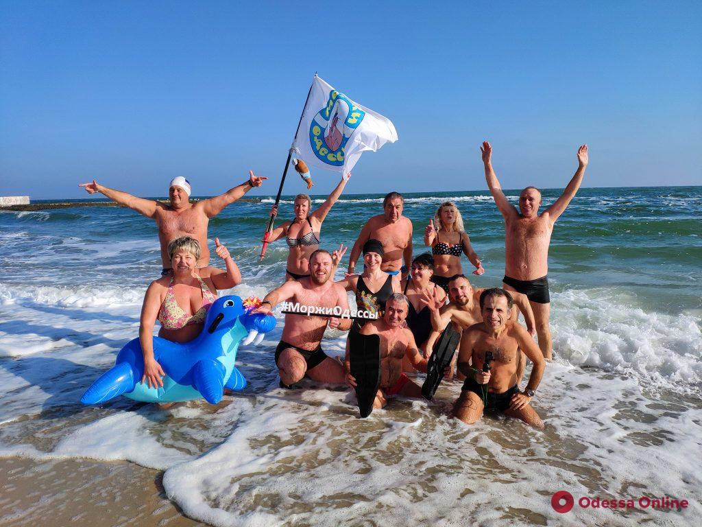 Одесские «моржи» устроили морской заплыв (фото)