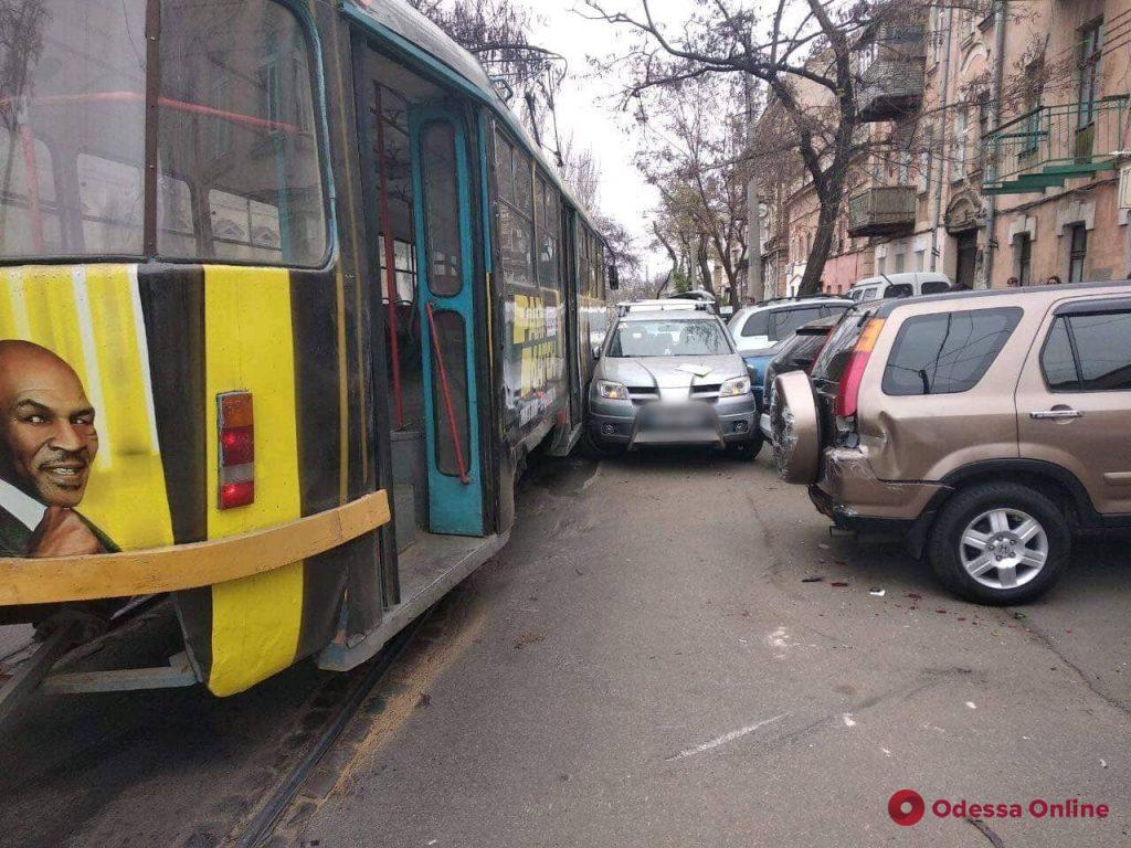 ДТП на Старопортофранковской: авто зажало между трамваем и припаркованными машинами