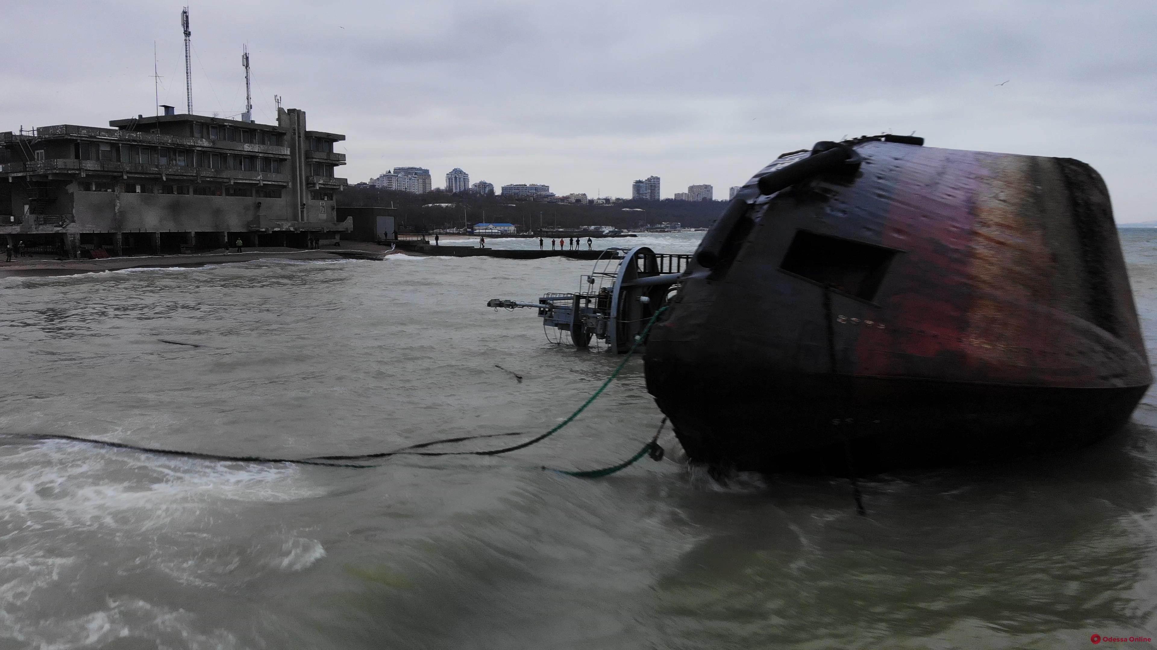 Место крушения танкера Delfi привлекло массу фототуристов — видео с дрона