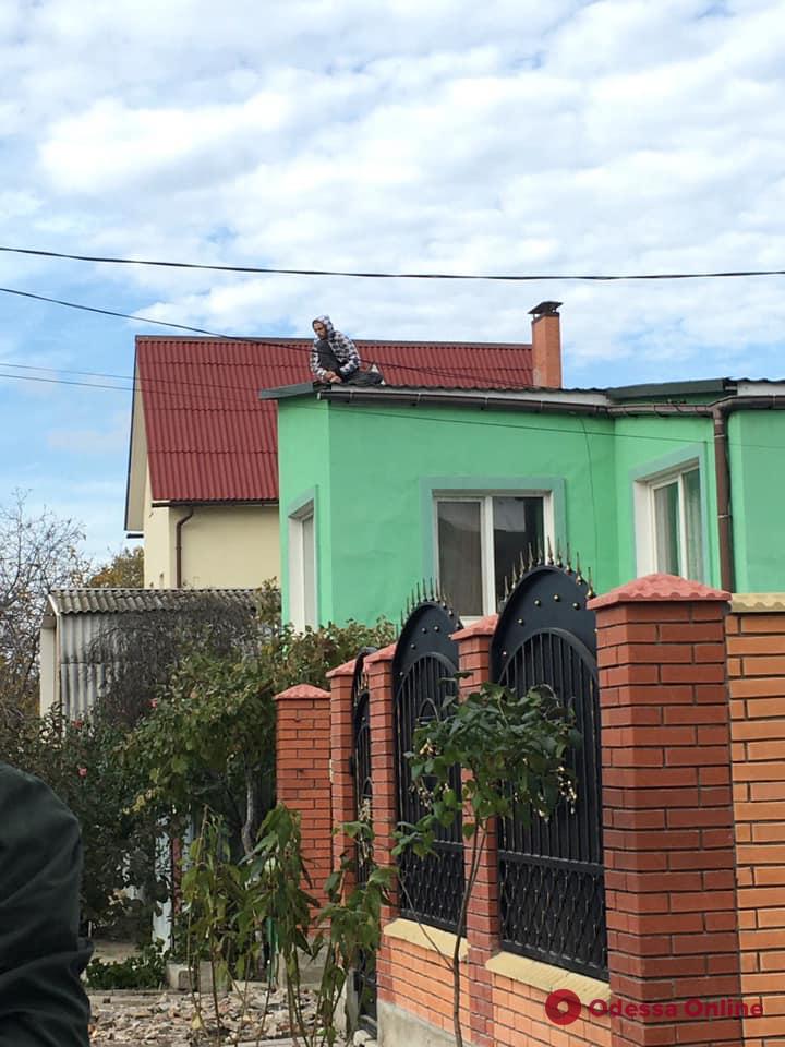 Одесские патрульные снимали с крыши неадеквата