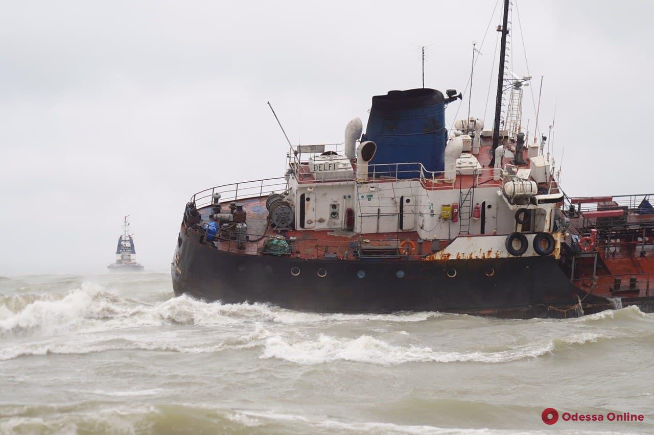 Сорванный с якоря танкер Delfi сел на мель у берегов Одессы