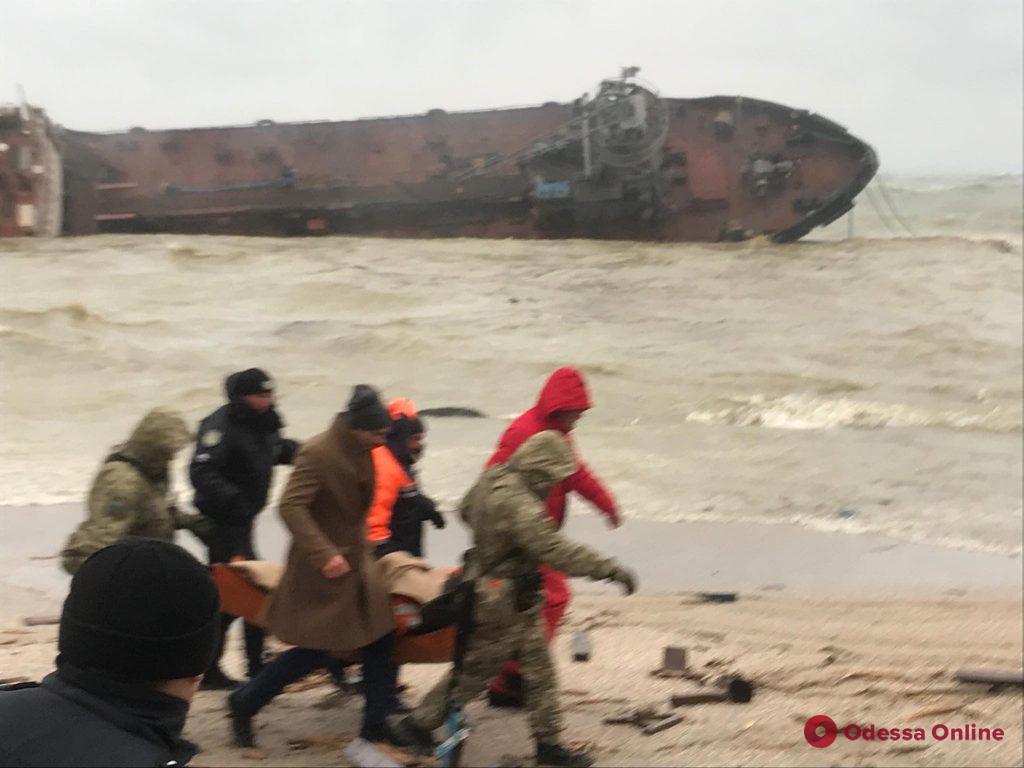 В Одессе приступили к принудительной эвакуации экипажа севшего на мель танкера Delfi (фото, видео, обновляется)
