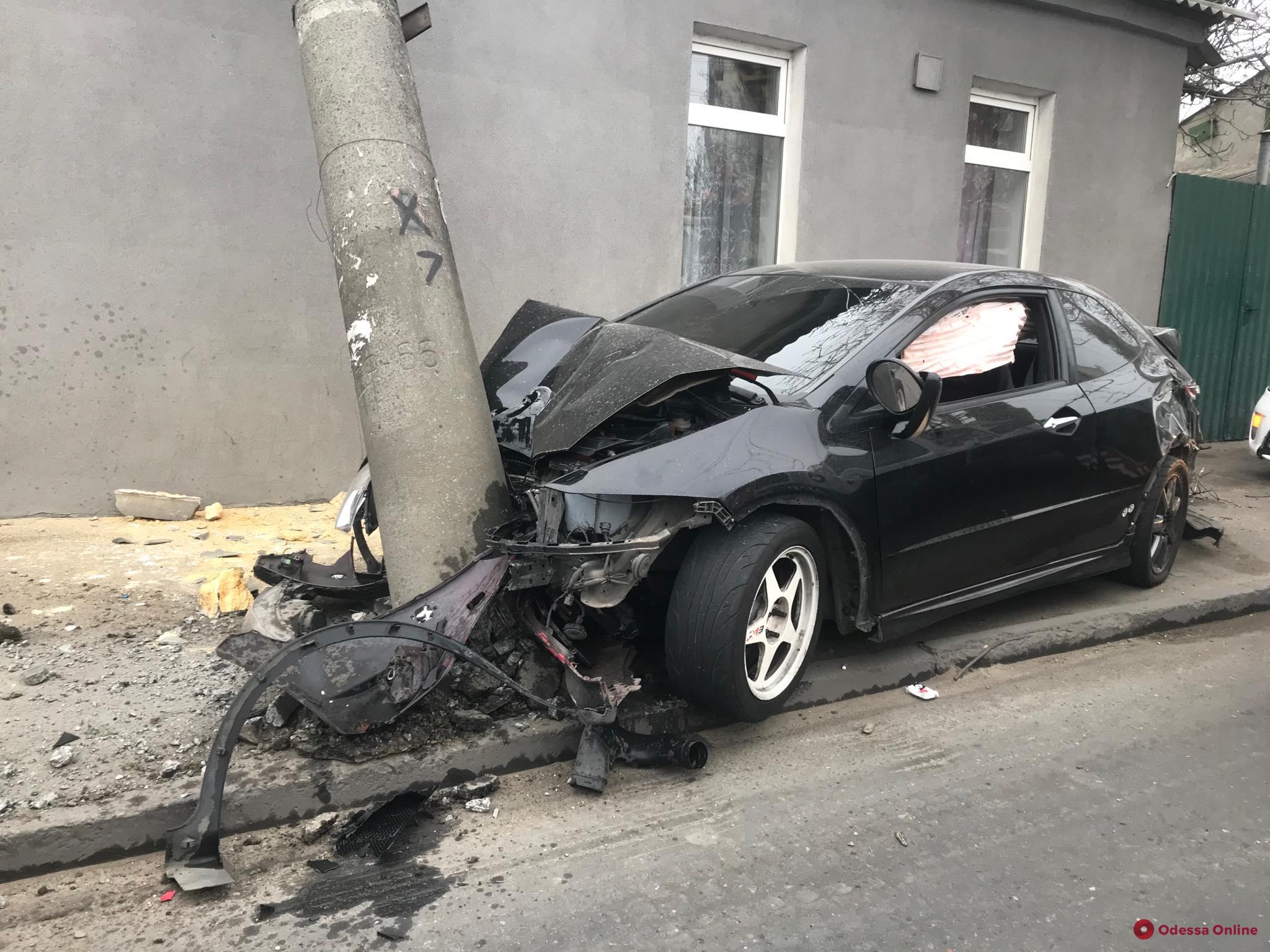 На Грушевскогo автомобиль протаранил электроопору и оставил людей без света (обновлено)