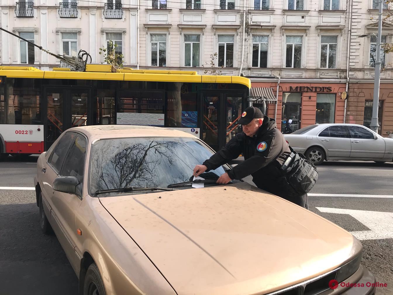Инспекторы по парковке оштрафовали автохамов с Ришельевской на 15 тысяч