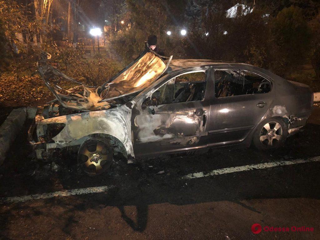 На Черемушках сожгли автомобиль и.о начальника Одесской таможни (видео, обновлено)