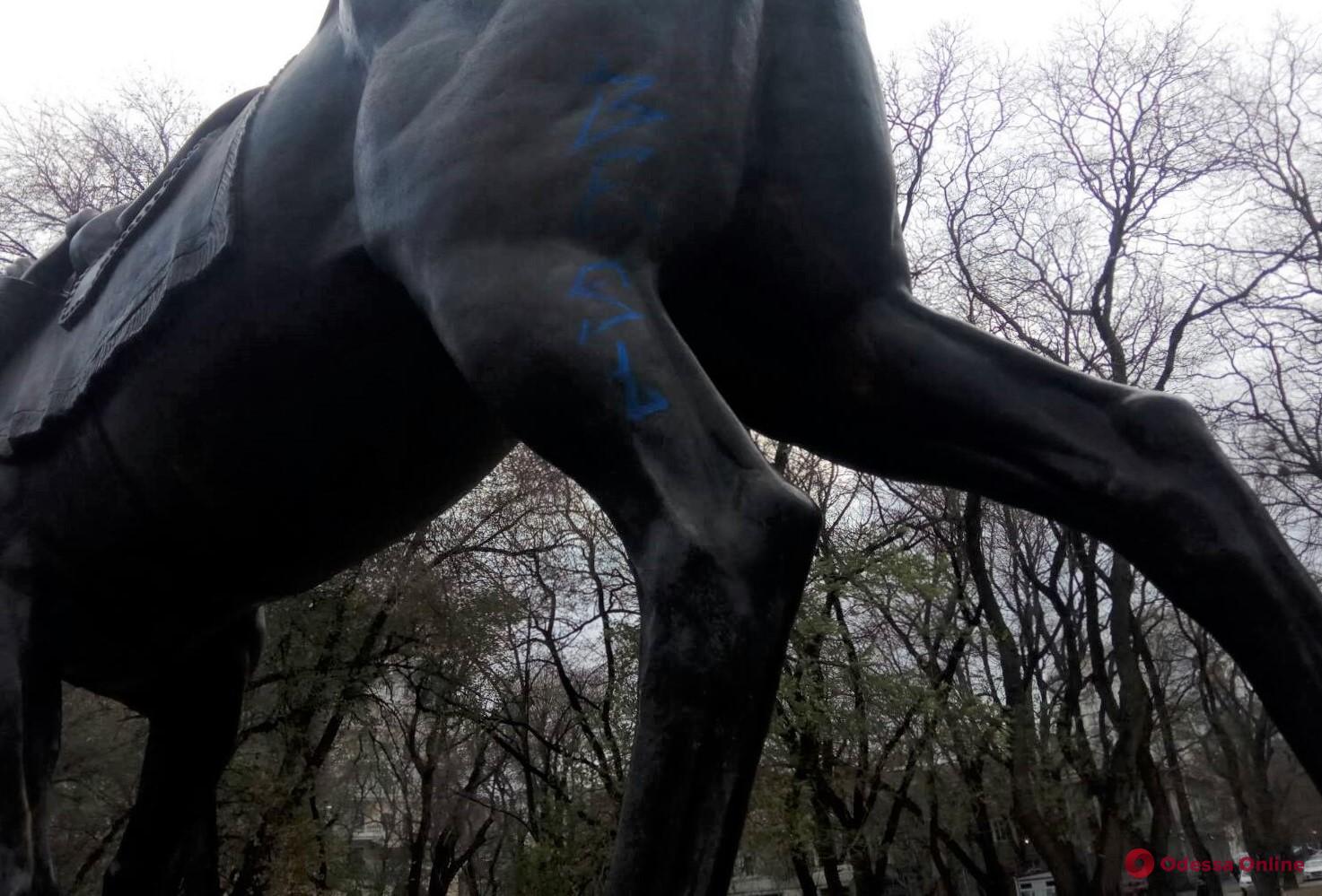 В Одессе вандалы разрисовали памятник атаману Головатому