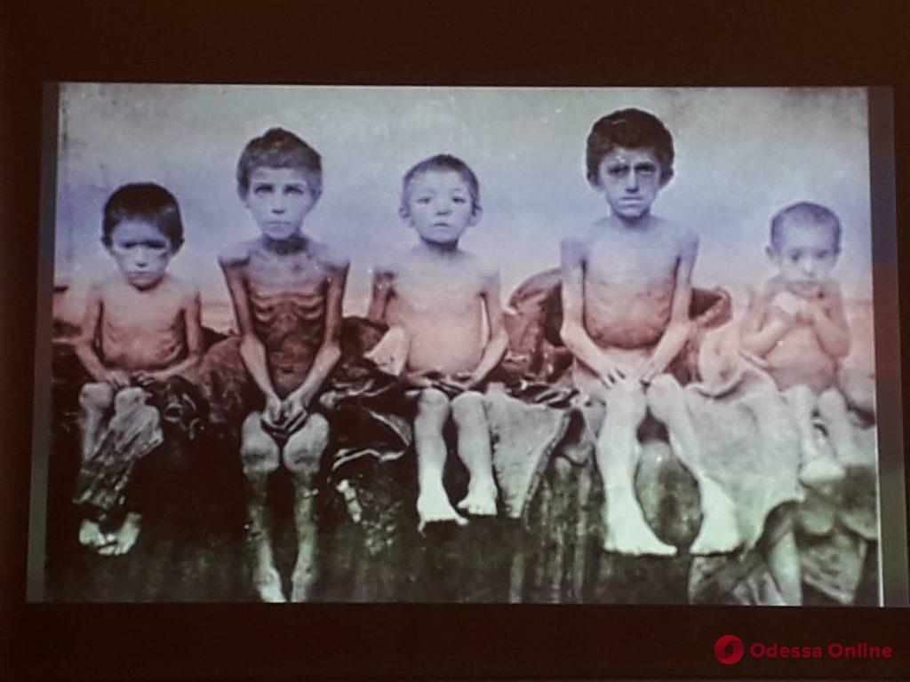 Пугающие фотокадры, книги и документы: в Одессе открылась выставка о Голодоморе (фото)