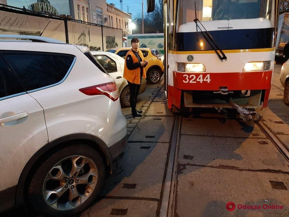 Автоледи заблокировала движение трамваев возле «Привоза»