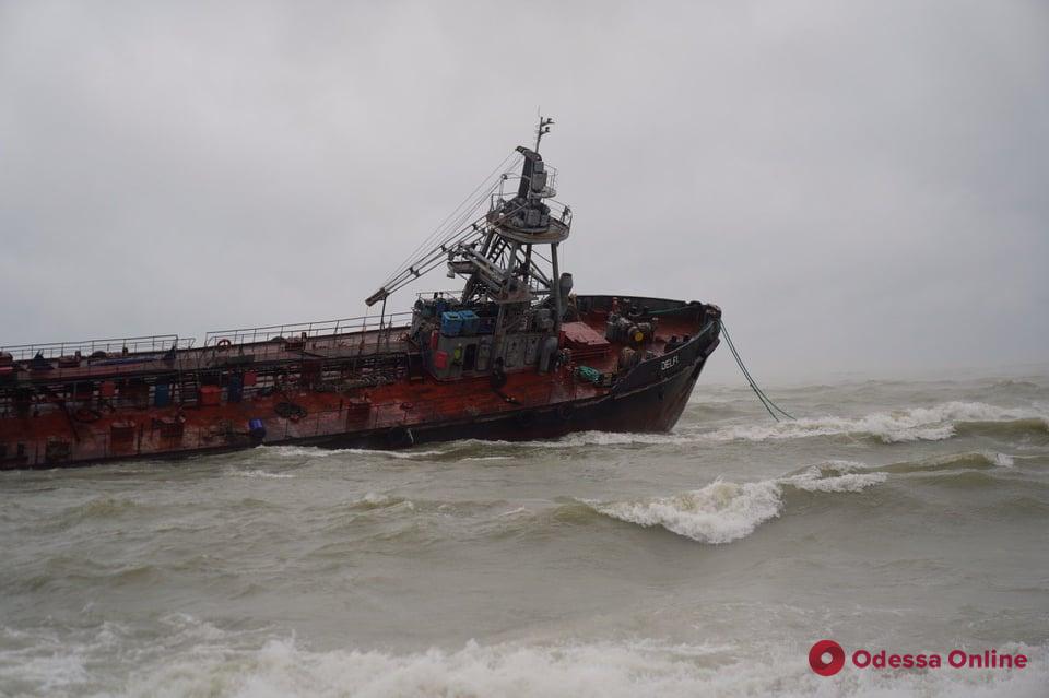 В Одессе приступили к ликвидации последствий крушения танкера Delfi