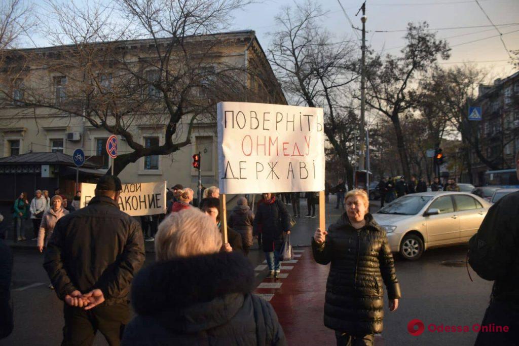 Сотрудники клиник Одесского медуниверситета перекрыли дорогу и требуют зарплату