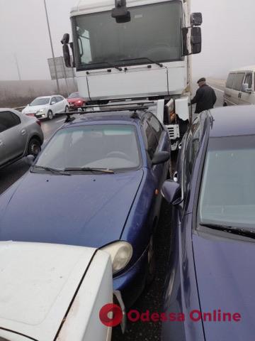 На въезде в Одессу столкнулись шесть авто