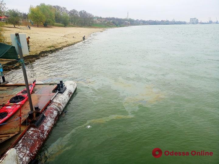 Измаильские портовики и каякеры ликвидировали нефтяное пятно на Дунае