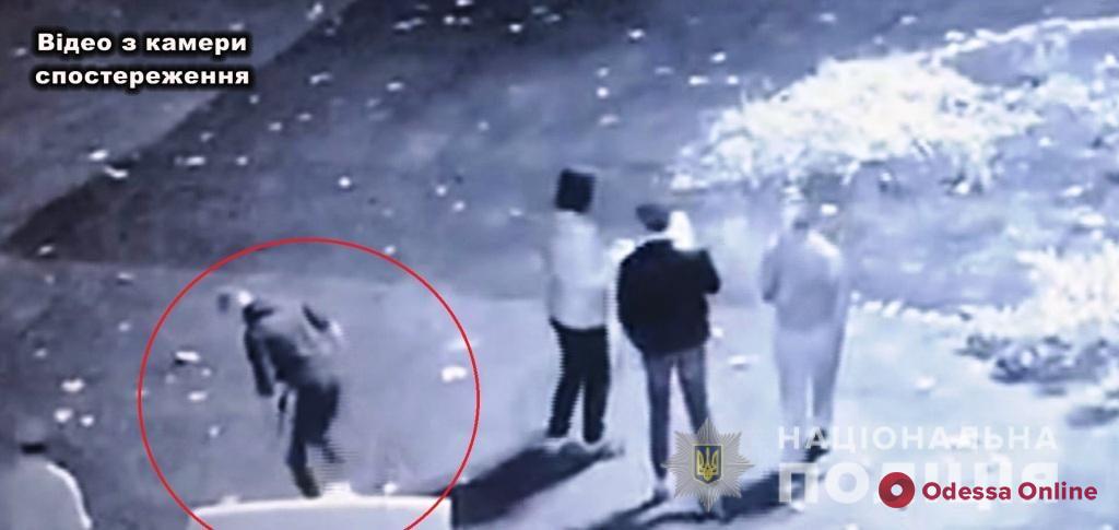 Под Одессой парень сорвал государственный флаг и вытер об него ноги (видео)