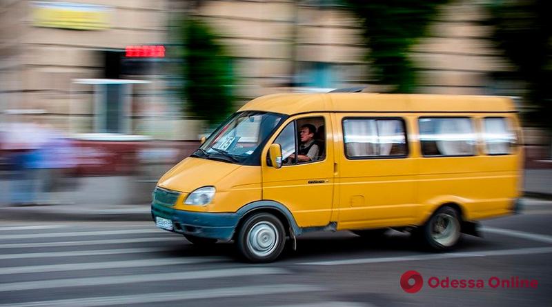 В Одессе из маршрутки на ходу выпала женщина