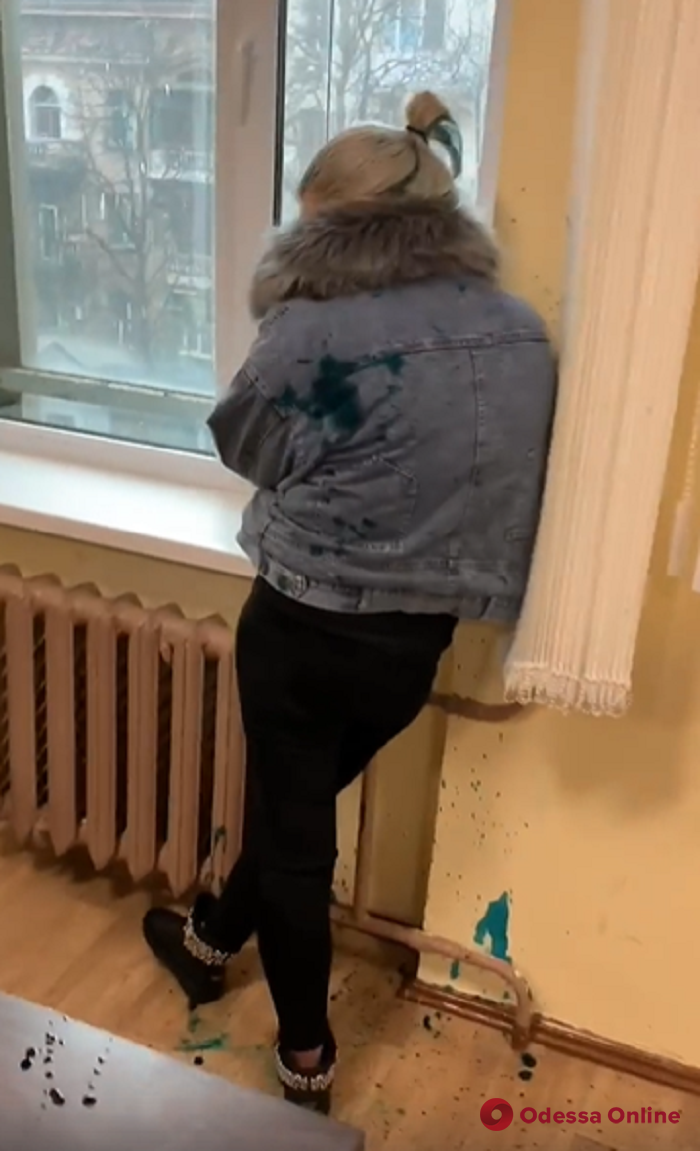 В центре Одессы активисты устроили мошенникам «зеленый коридор» (видео)