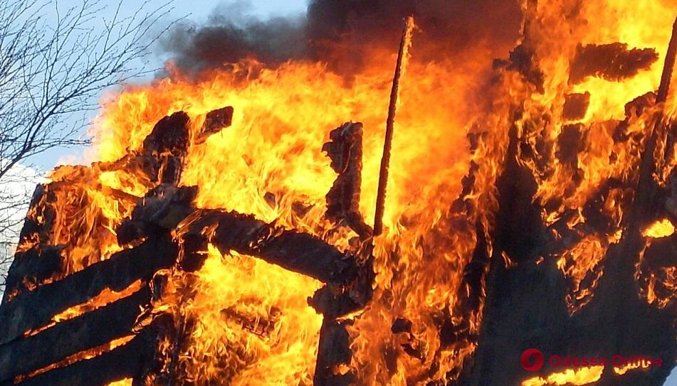 В Одесской области тушили пожар в здании коровника