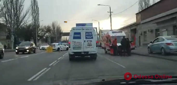 На Николаевской дороге столкнулись легковушка и «скорая» (видео, обновлено)