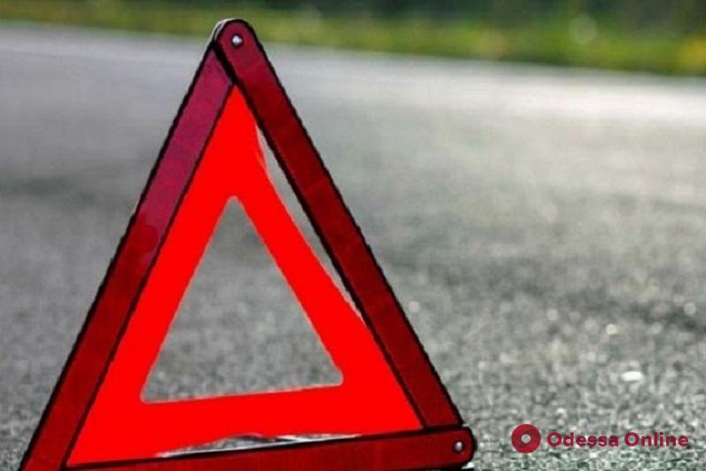 На трассе Одесса — Белгород-Днестровский перевернулся микроавтобус — пострадали два человека
