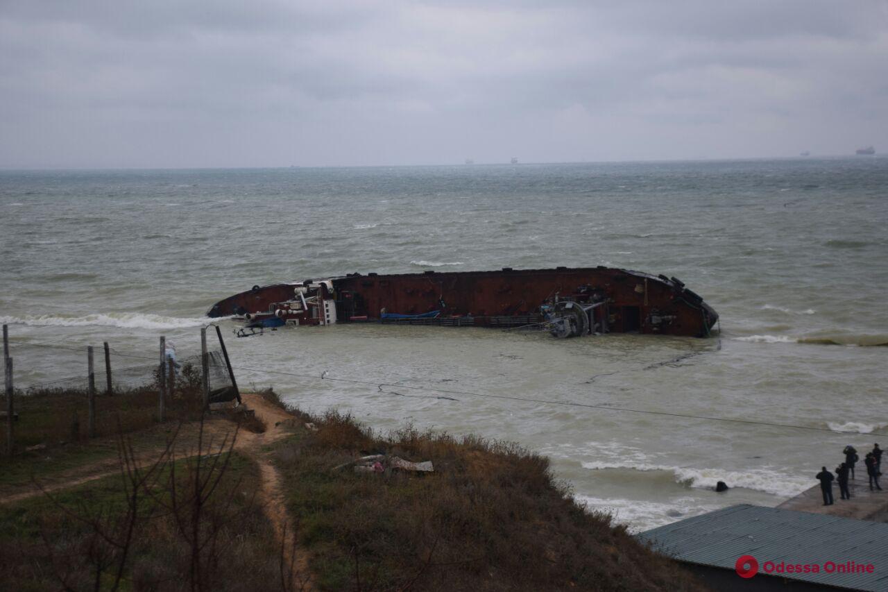 В Одессе вокруг танкера Delfi устанавливают улавливатели нефтепродуктов