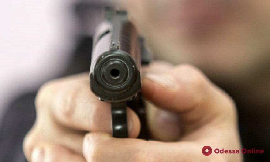 Двое одесситов напали с пистолетом на гостя города