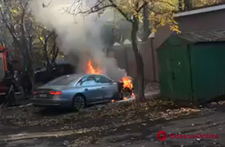 На Черемушках возле суда подожгли автомобиль (видео)