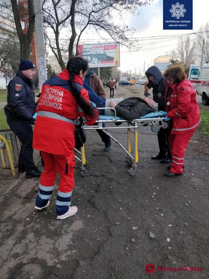 На поселке Котовского патрульные помогли одесситу, которому стало плохо на улице