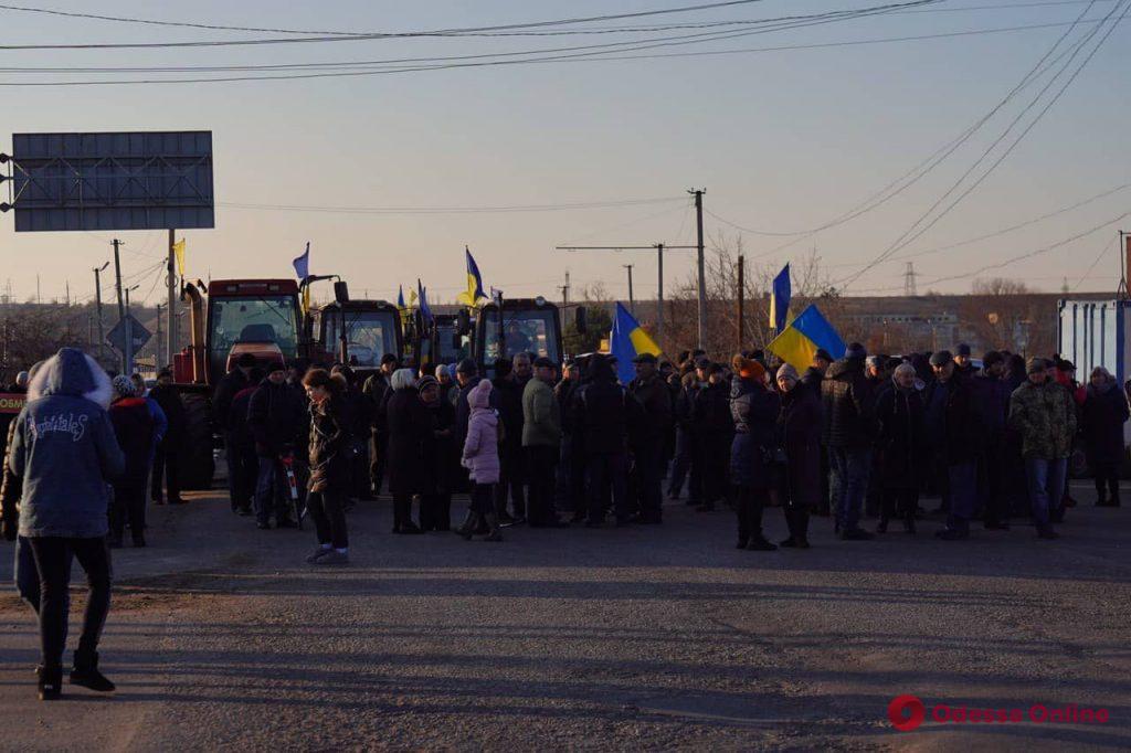 На тракторах против земельной реформы: в Одесской области перекрывали трассу (фото)