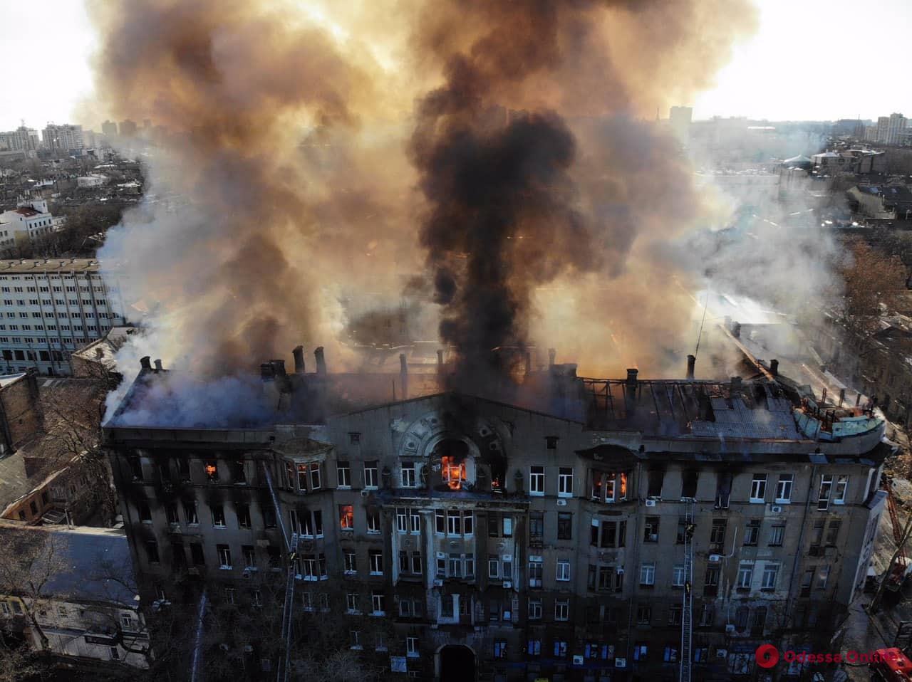 Горящее здание. Пожар в Одессе в колледже. Пожар в Одесском колледже. Горящие здания.