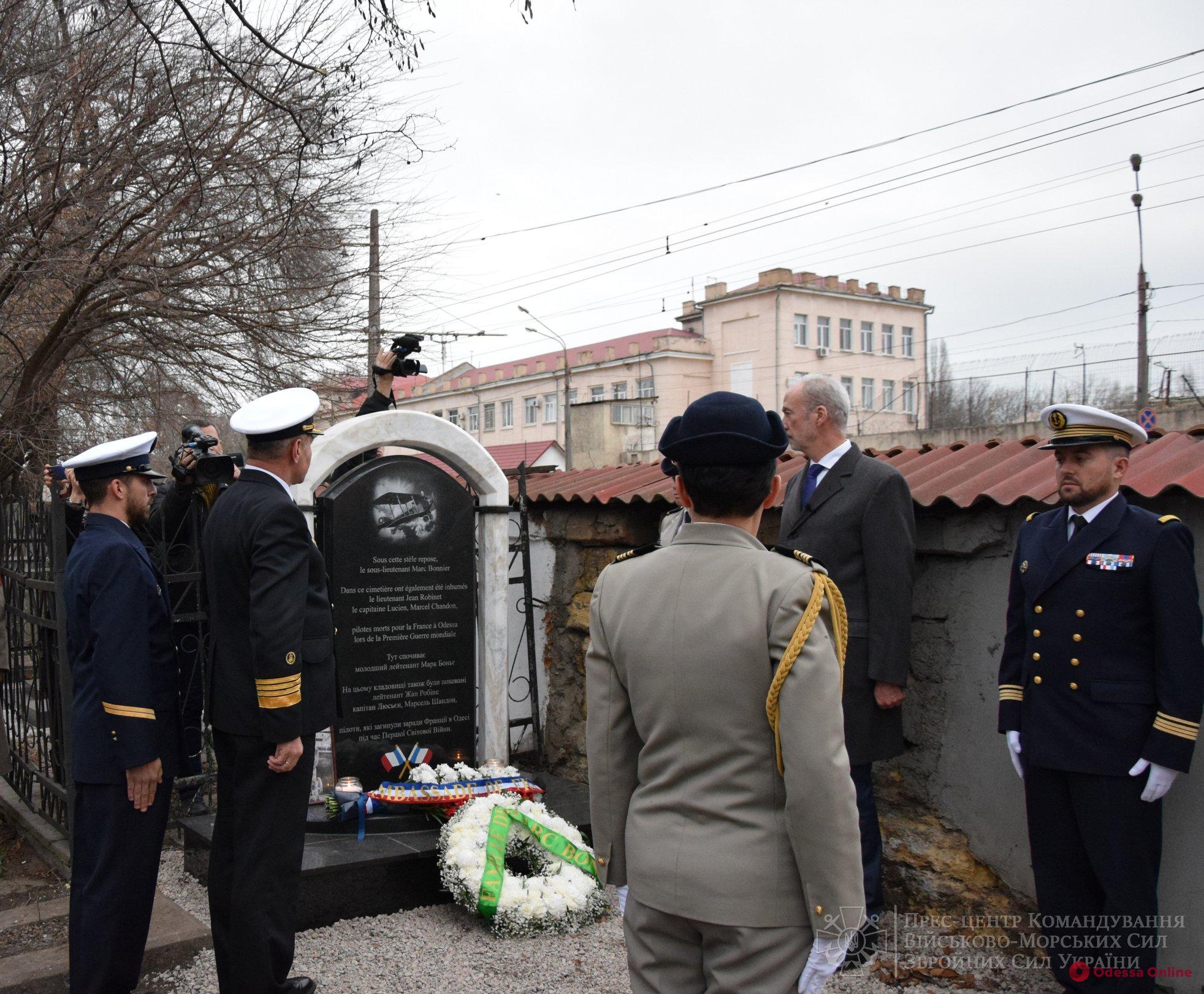 На одесском кладбище открыли мемориал французским летчикам