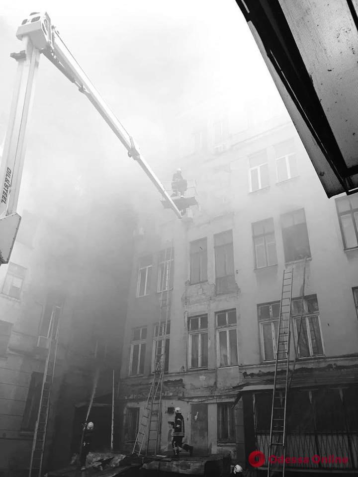 Герои среди нас: сотрудник «Горзелентреста» заехал на автовышке во двор горящего дома и спасал людей