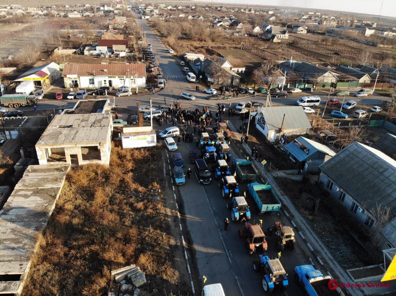 На тракторах против земельной реформы: в Одесской области перекрывали трассу (фото)