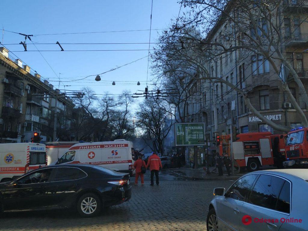 В центре Одессы горит колледж (фото, видео)
