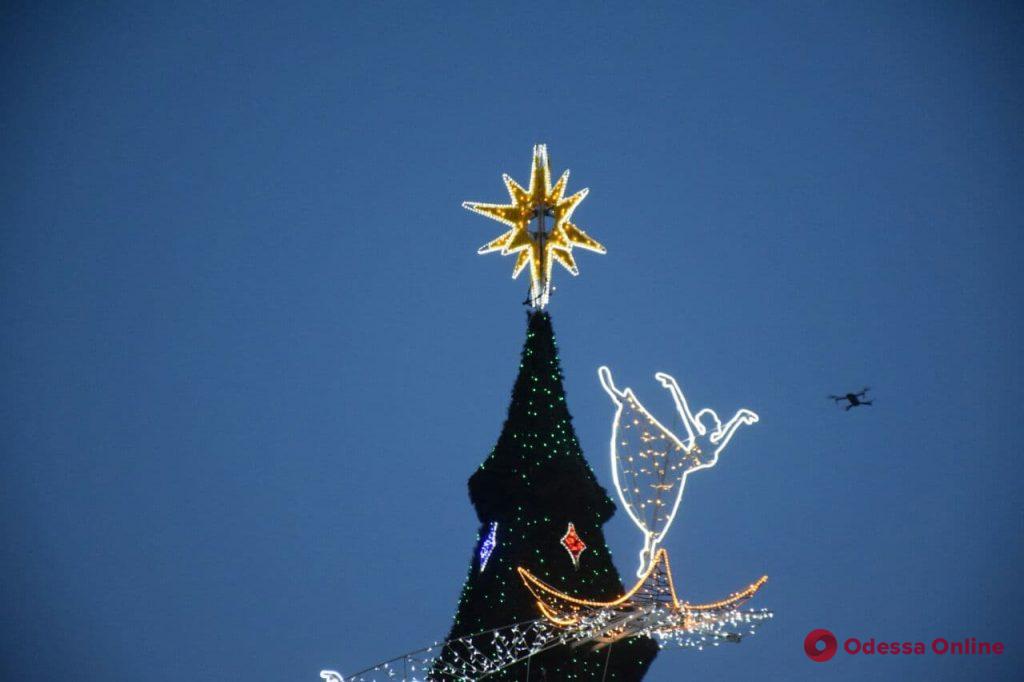 На Думской площади зажгли огни на главной новогодней елке (фото)