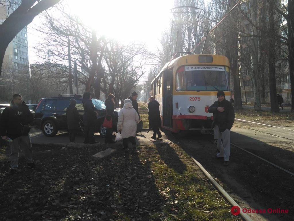 На поселке Котовского внедорожник въехал в трамвай (фото)