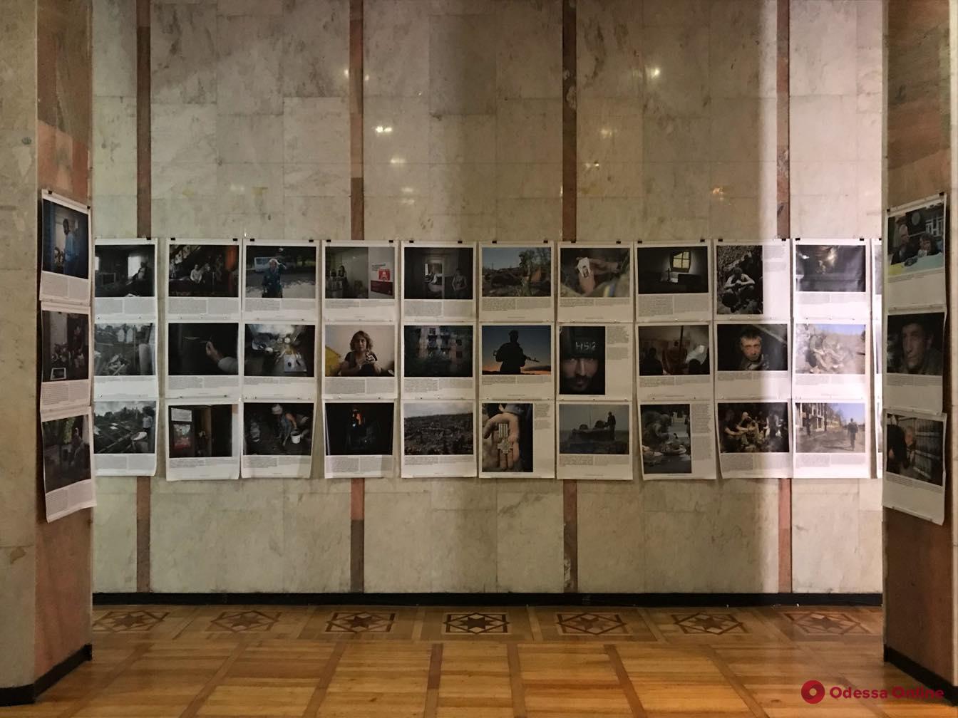 В Одессе открылась фотовыставка «Два взгляда, одна война, одна нация»