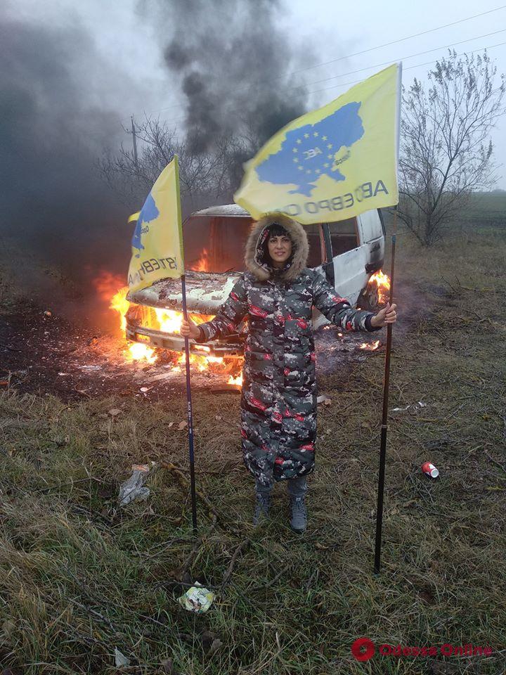В Одесской области протестующая сожгла автомобиль на еврономерах (фото)