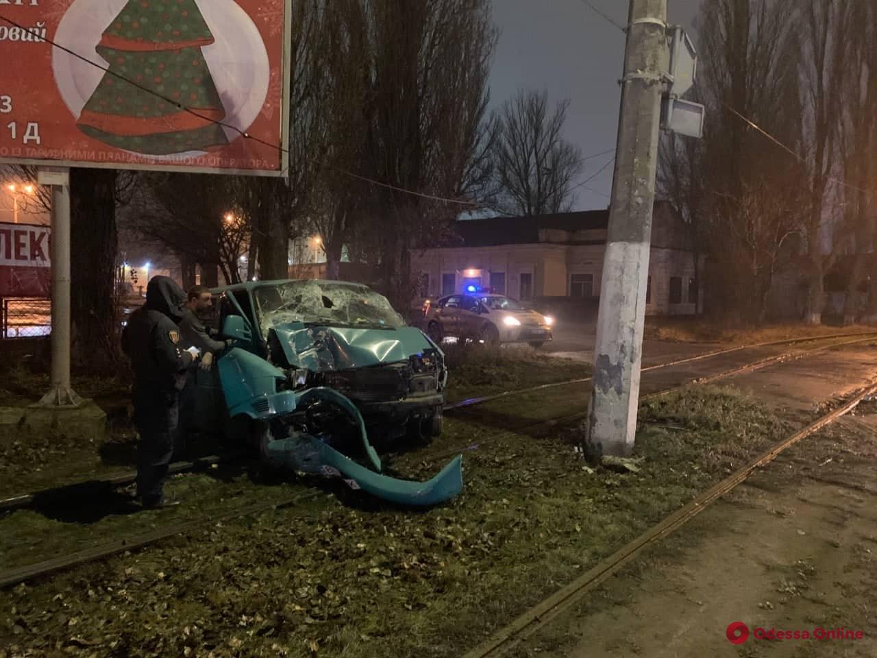 На Черноморского Казачества Volkswagen врезался в электроопору — погиб пассажир