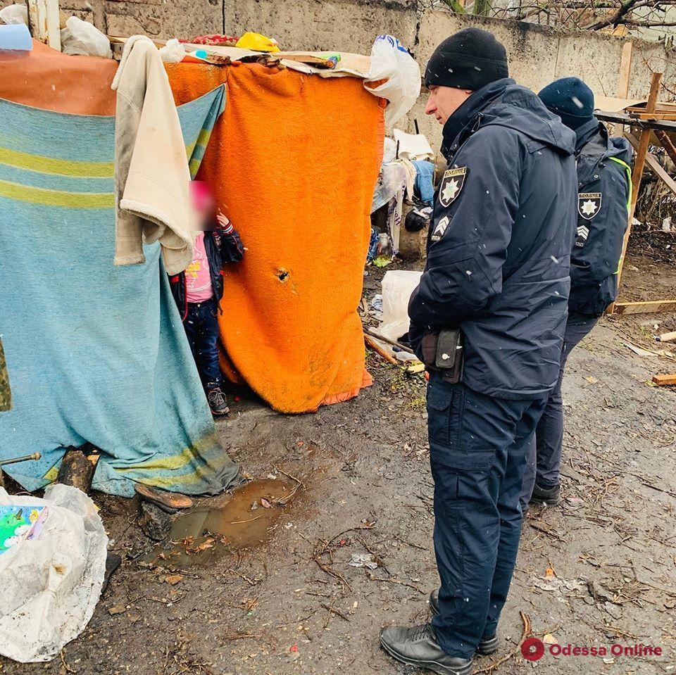 В Одессе посреди свалки в шалаше нашли маленькую девочку