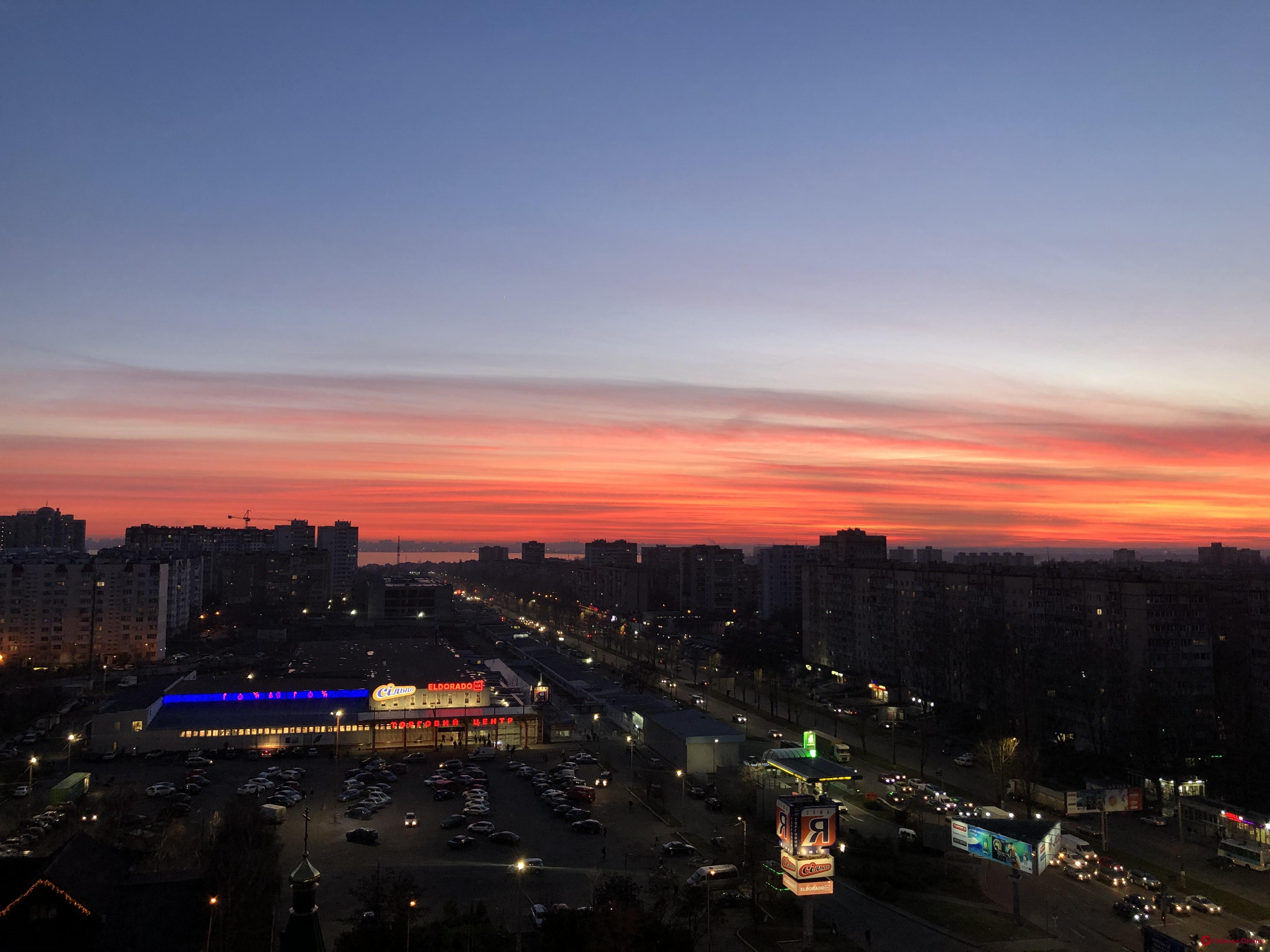 Одесситы наблюдали необычно яркий закат (фото)